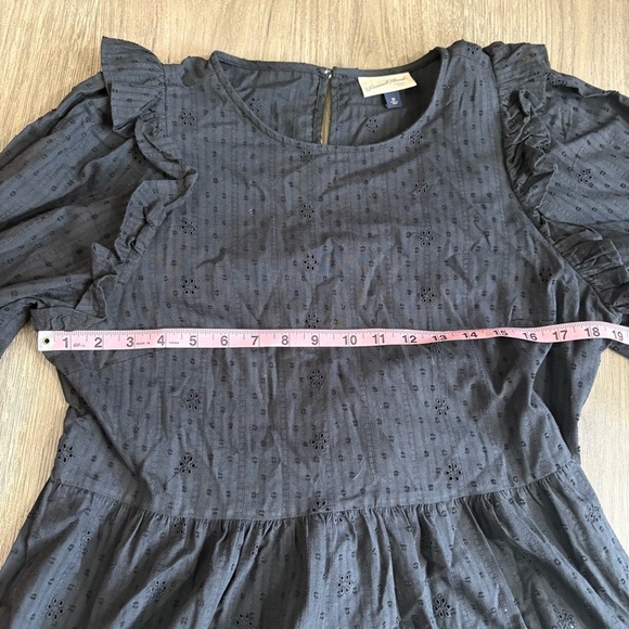 Universal Thread Gray Eyelet Ruffle Blouse Long Sleeve Sz M Boho Peasant Cotton - Picture 6 of 9